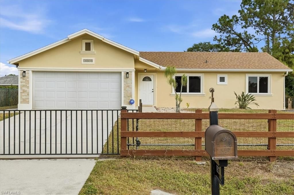 Attached, Exterior, Facade, Ranch