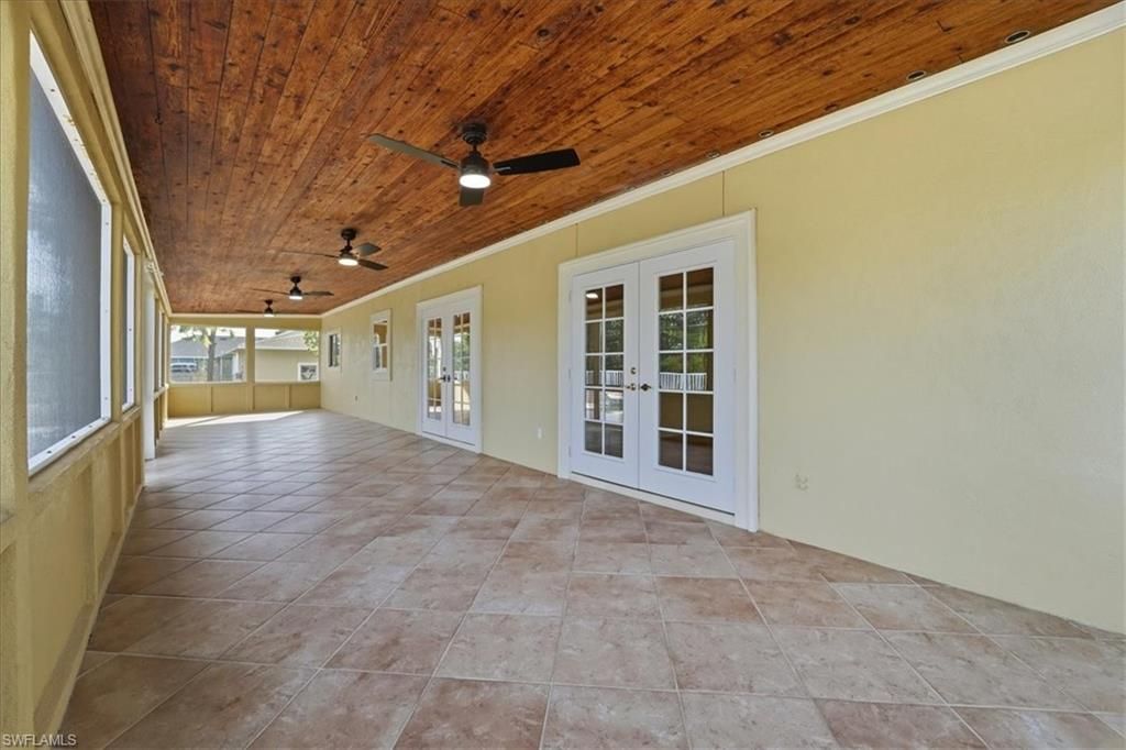 Empty room, Interior, Wooden Ceilings