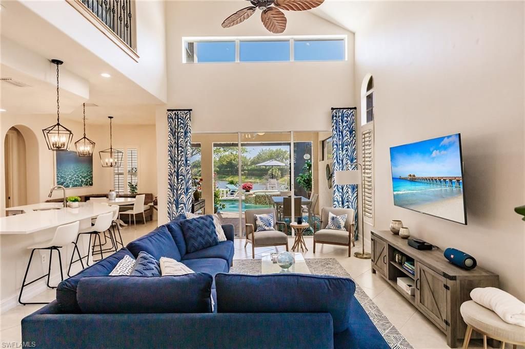 Dining room, Interior, Living room, Pendant Lights, Recessed Lighting, Water