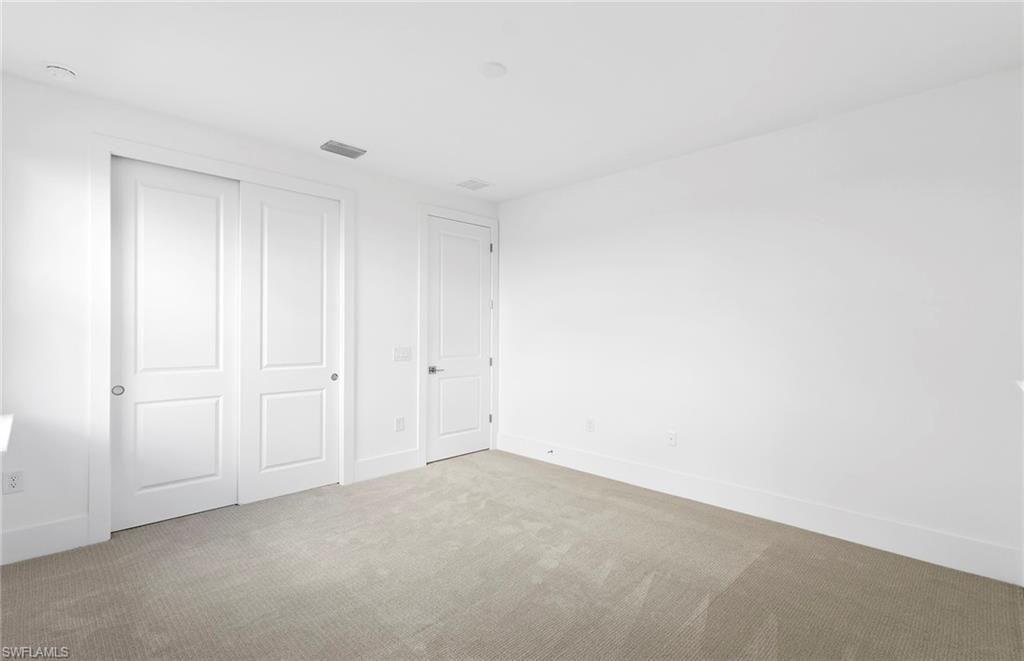 Empty room, Interior