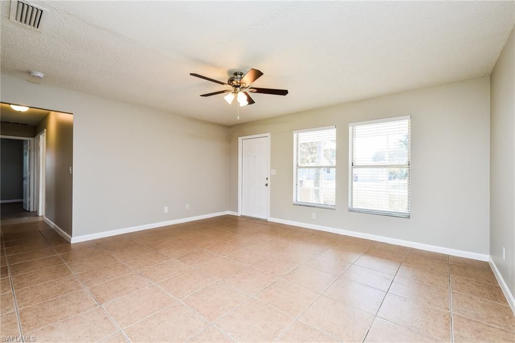 Empty room, Interior
