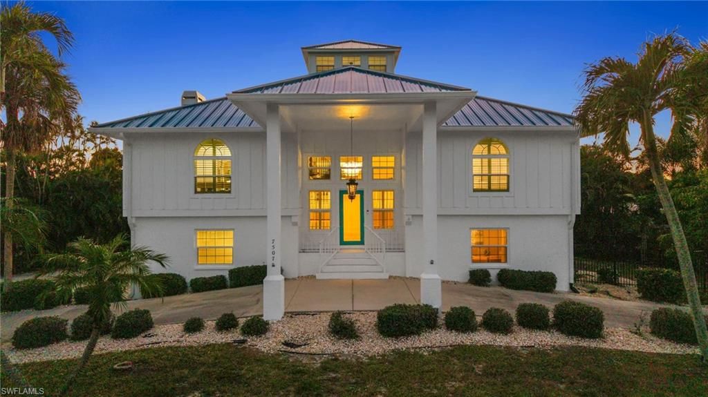 Exterior, Facade, Split Level