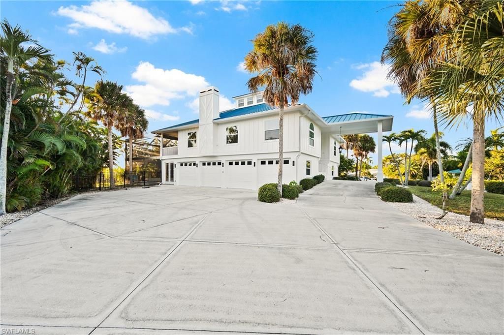 Attached, Exterior, Facade, Farmhouse