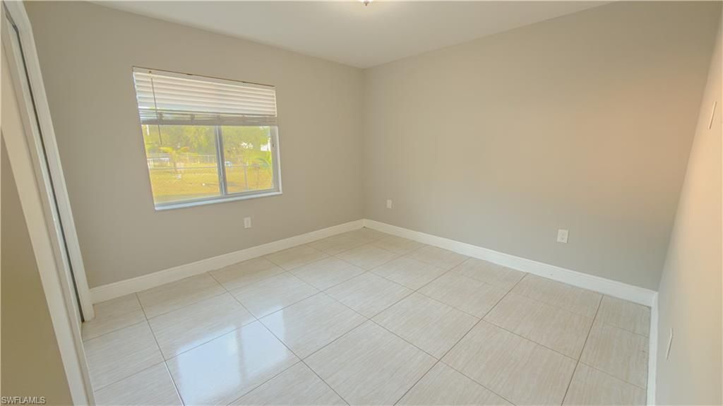 Empty room, Interior