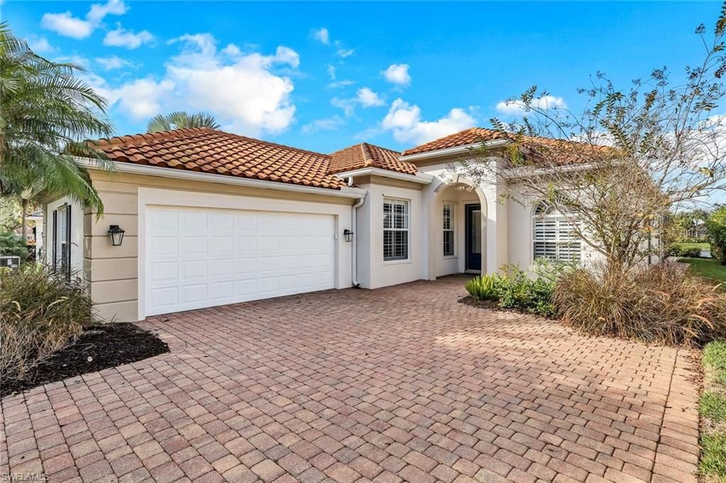 Attached, Exterior, Facade, Mediterranean