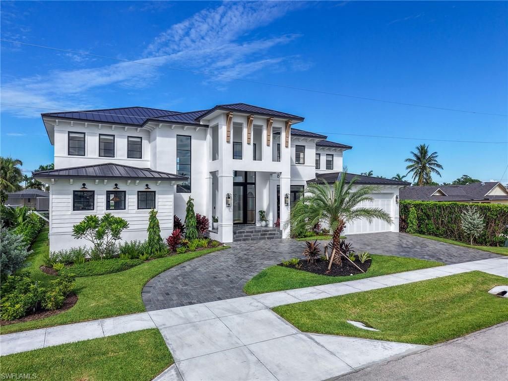 Exterior, Facade, Mediterranean