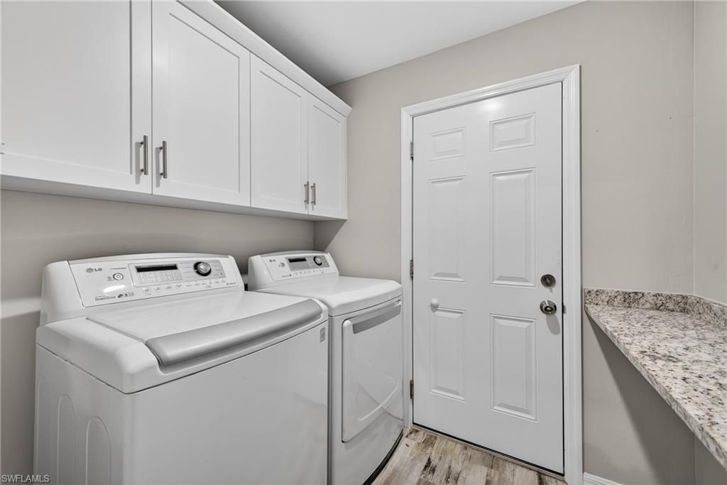 Interior, Washer, Wood Texture Flooring