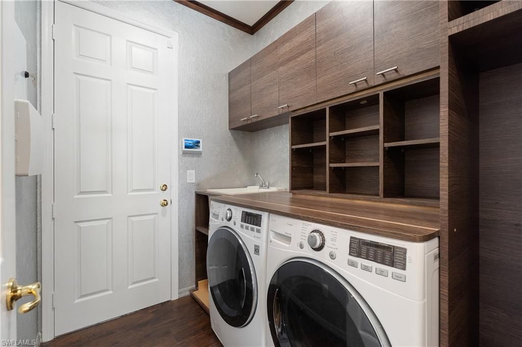 Interior, Washer, Wood Texture Flooring