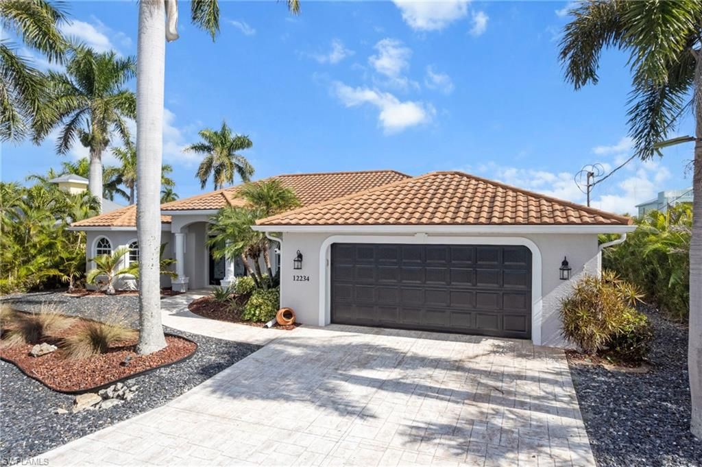 Attached, Exterior, Facade, Spanish Mediterranean