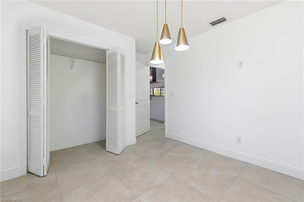 Empty room, Interior, Pendant Lights