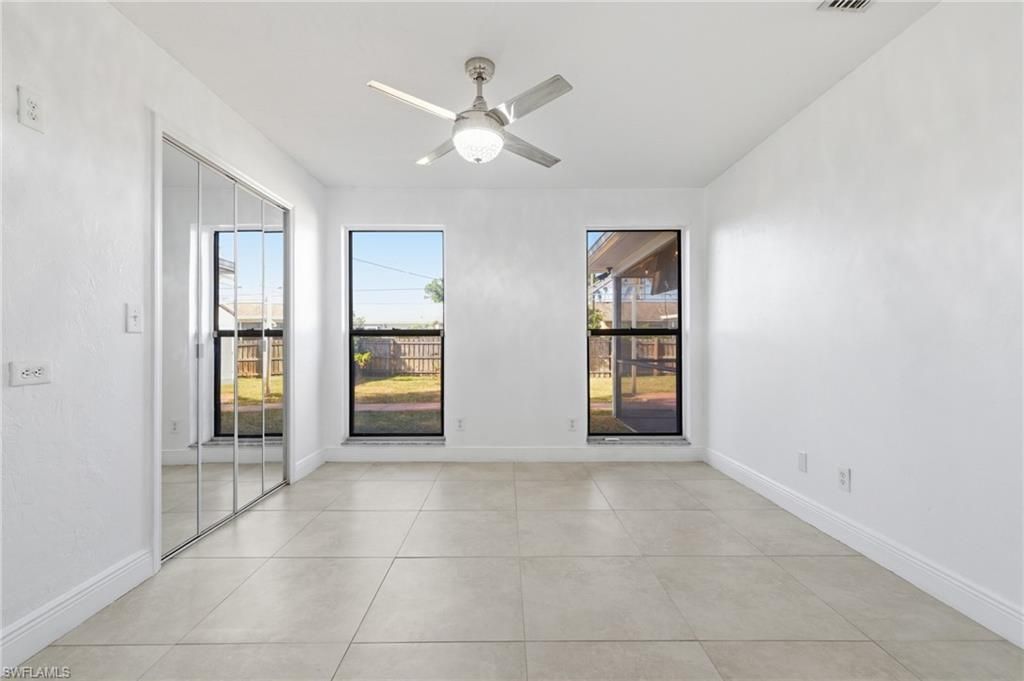 Empty room, Interior