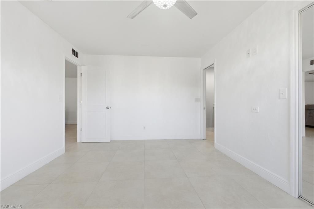 Empty room, Interior