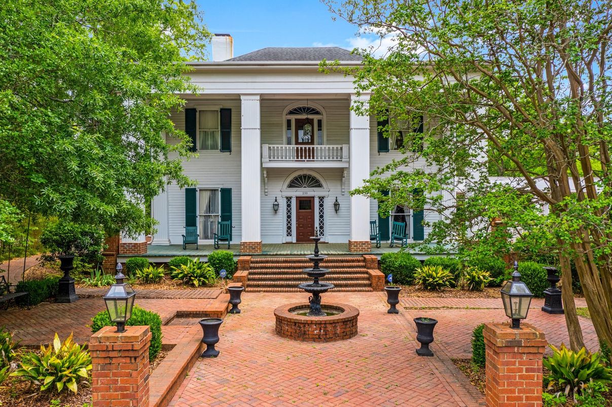Exterior, Facade, Georgian