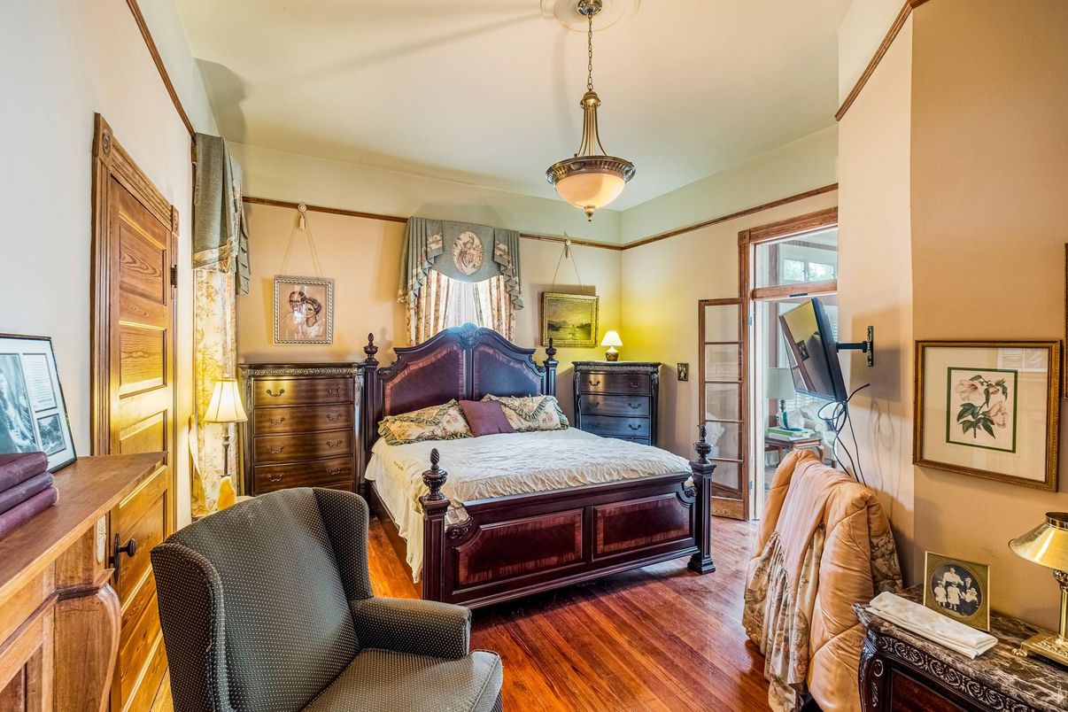 Bedroom, Interior, Pendant Lights, Wood Texture Flooring