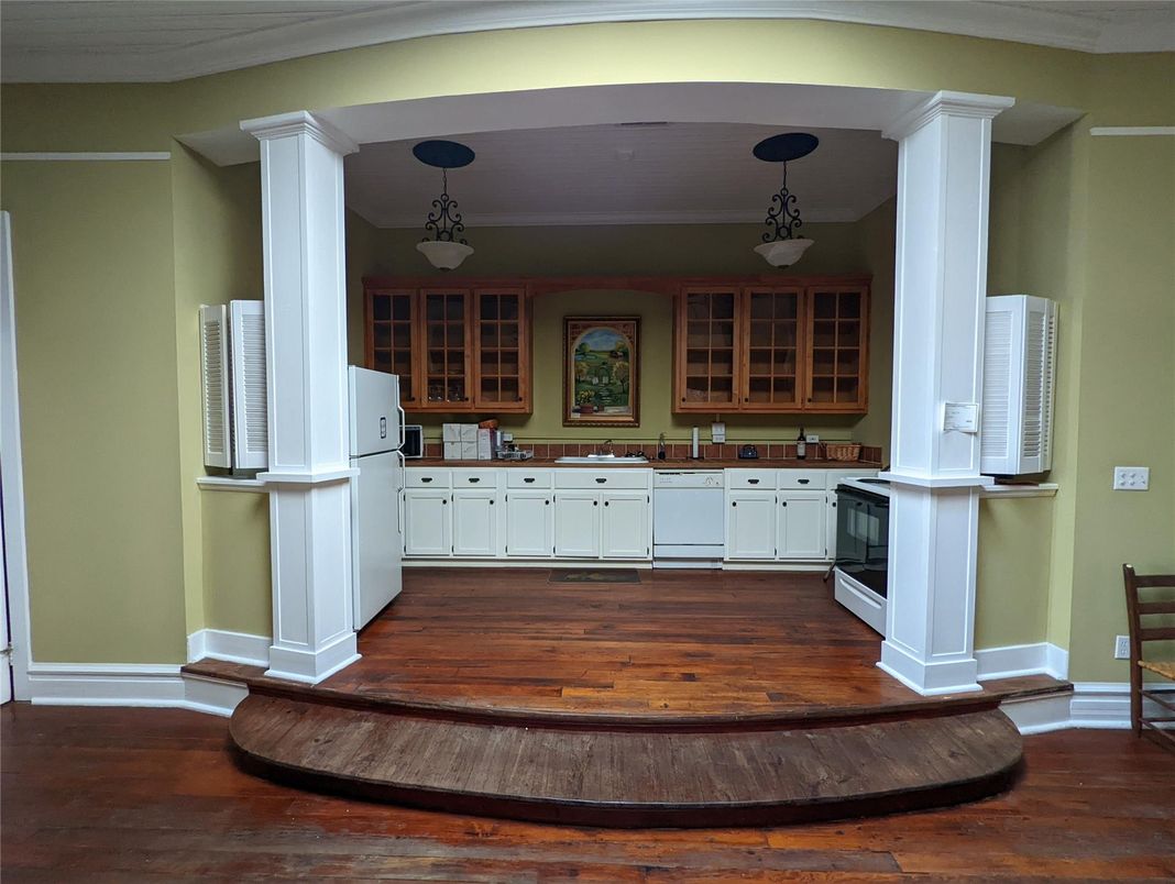 Interior, Pendant Lights, Wood Texture Flooring