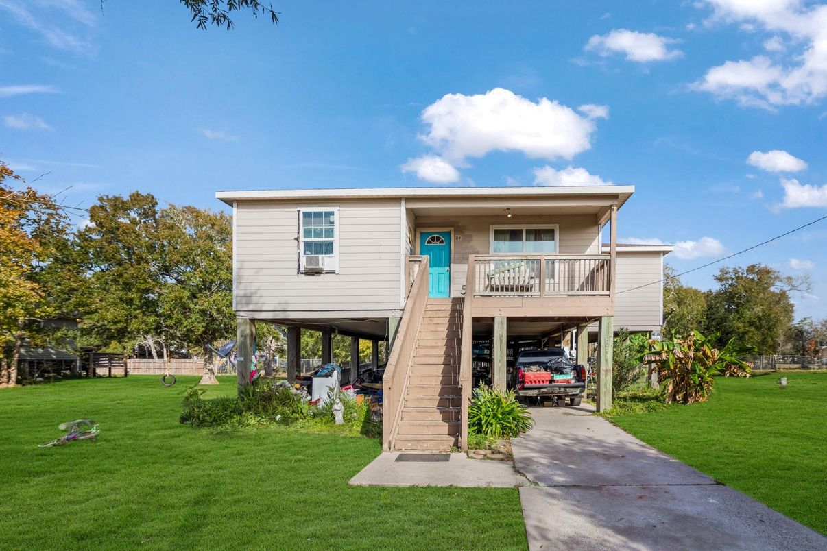 Backyard, Exterior, Facade, Raised Ranch