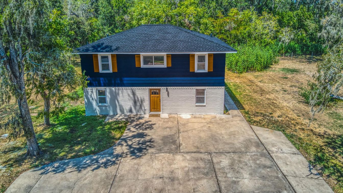 Exterior, Facade, Split Level