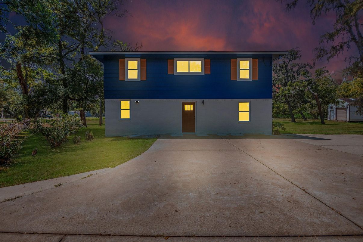 Exterior, Facade, Raised Ranch