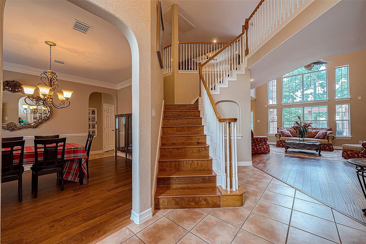Chandelier, Dining room, Interior, Living room, Wood Texture Flooring