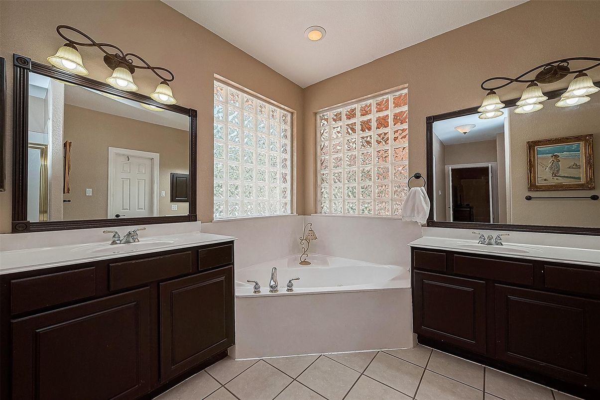 Bathroom, Dual Sink Vanities, Interior, Recessed Lighting