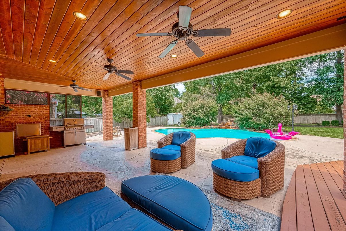 Exterior, Outdoor Kitchen, Pool