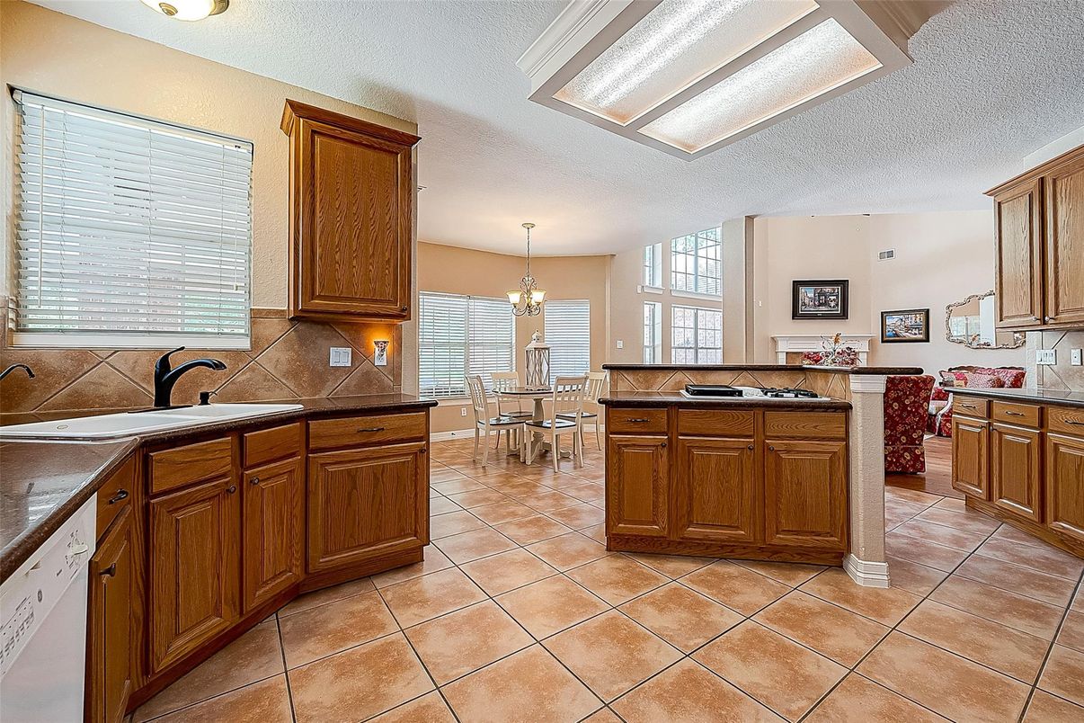 Chandelier, Dining room, Interior, Kitchen