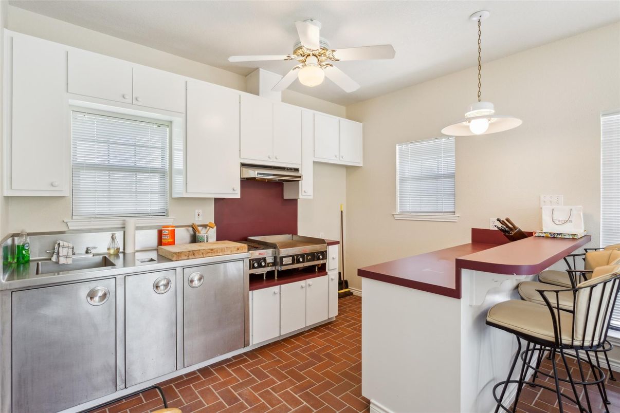 Dining room, Interior, Kitchen, Pendant Lights, Stainless Steel Appliances