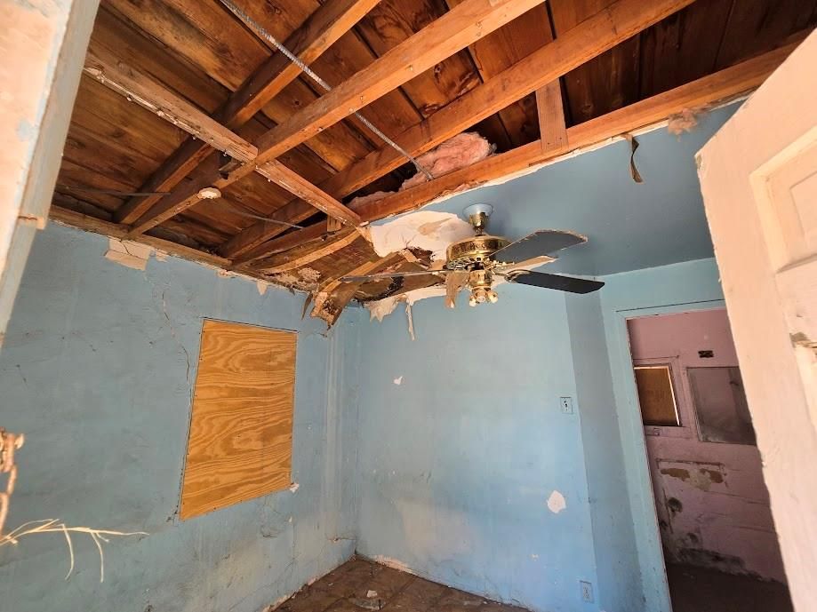 Empty room, Interior, Wooden Beams