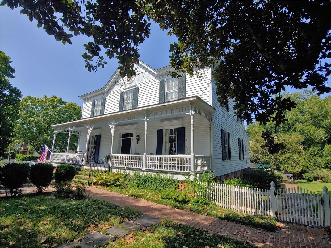 Backyard, Exterior, Facade, Queen Anne Victorian