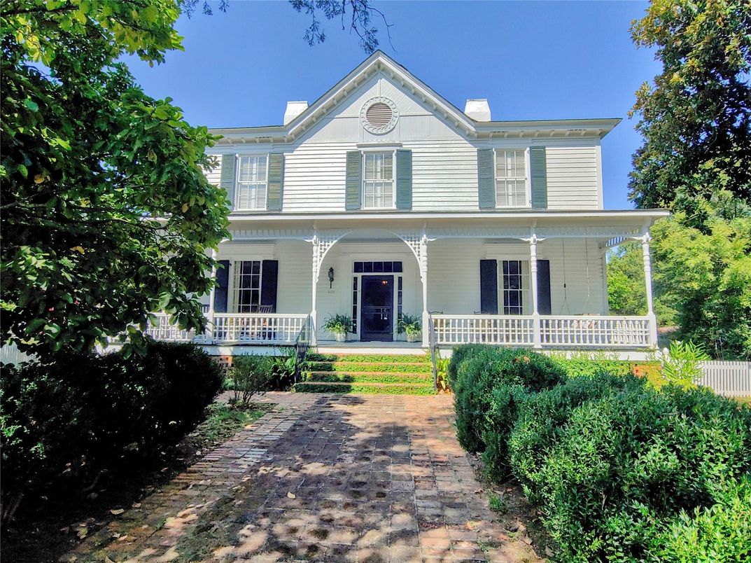 Exterior, Facade, Queen Anne Victorian