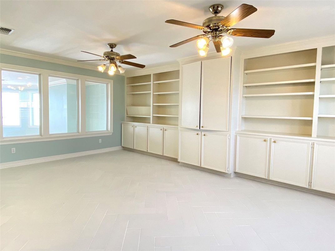Empty room, Interior, Walk-in Closets