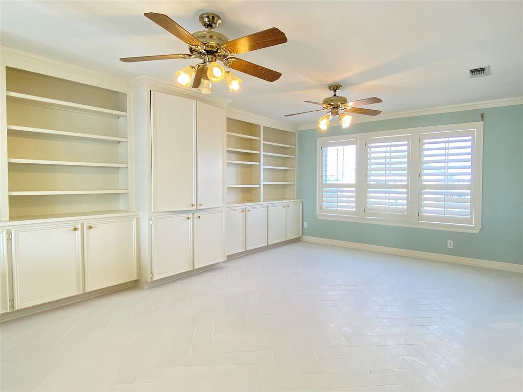 Empty room, Interior