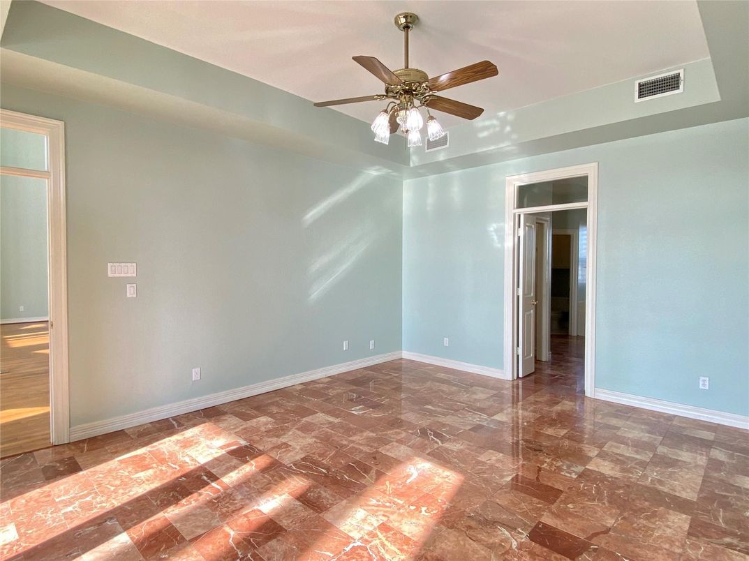 Empty room, Interior