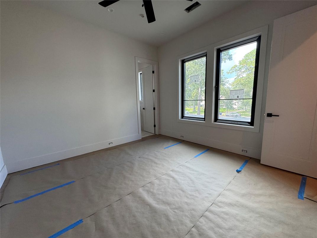 Empty room, Interior