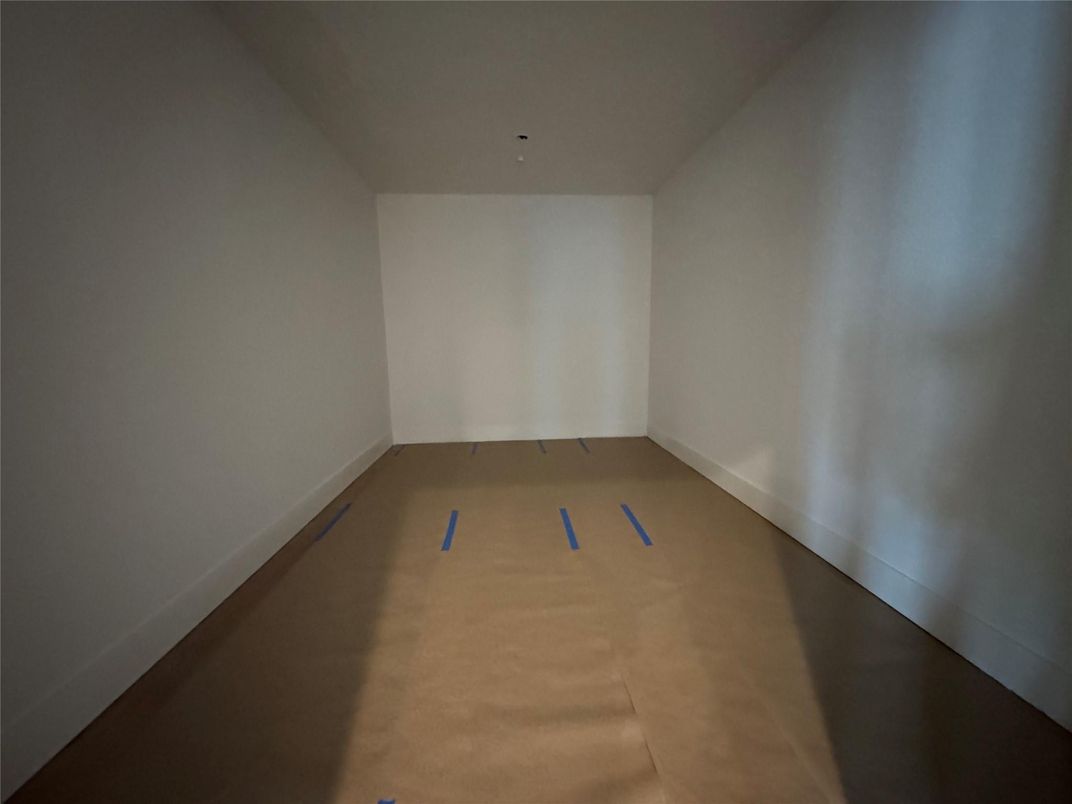 Empty room, Interior