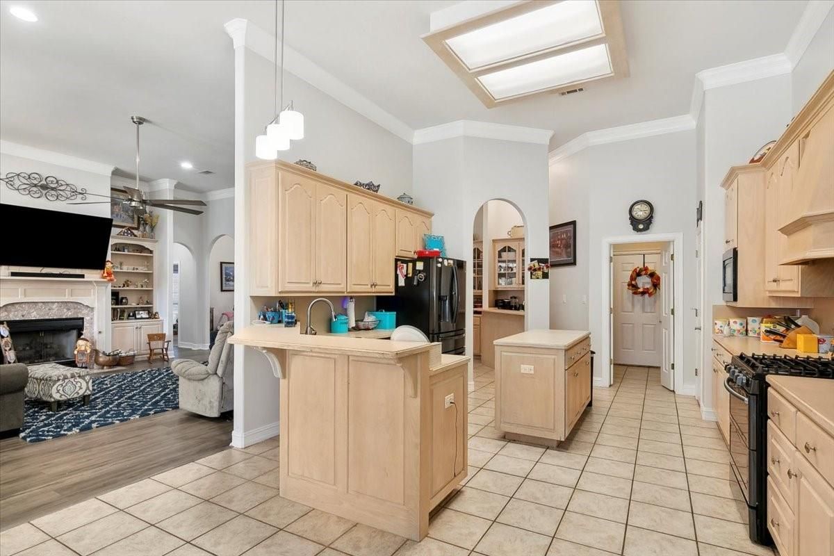 Fireplace, Interior, Kitchen, Pendant Lights, Recessed Lighting, Wood Texture Flooring