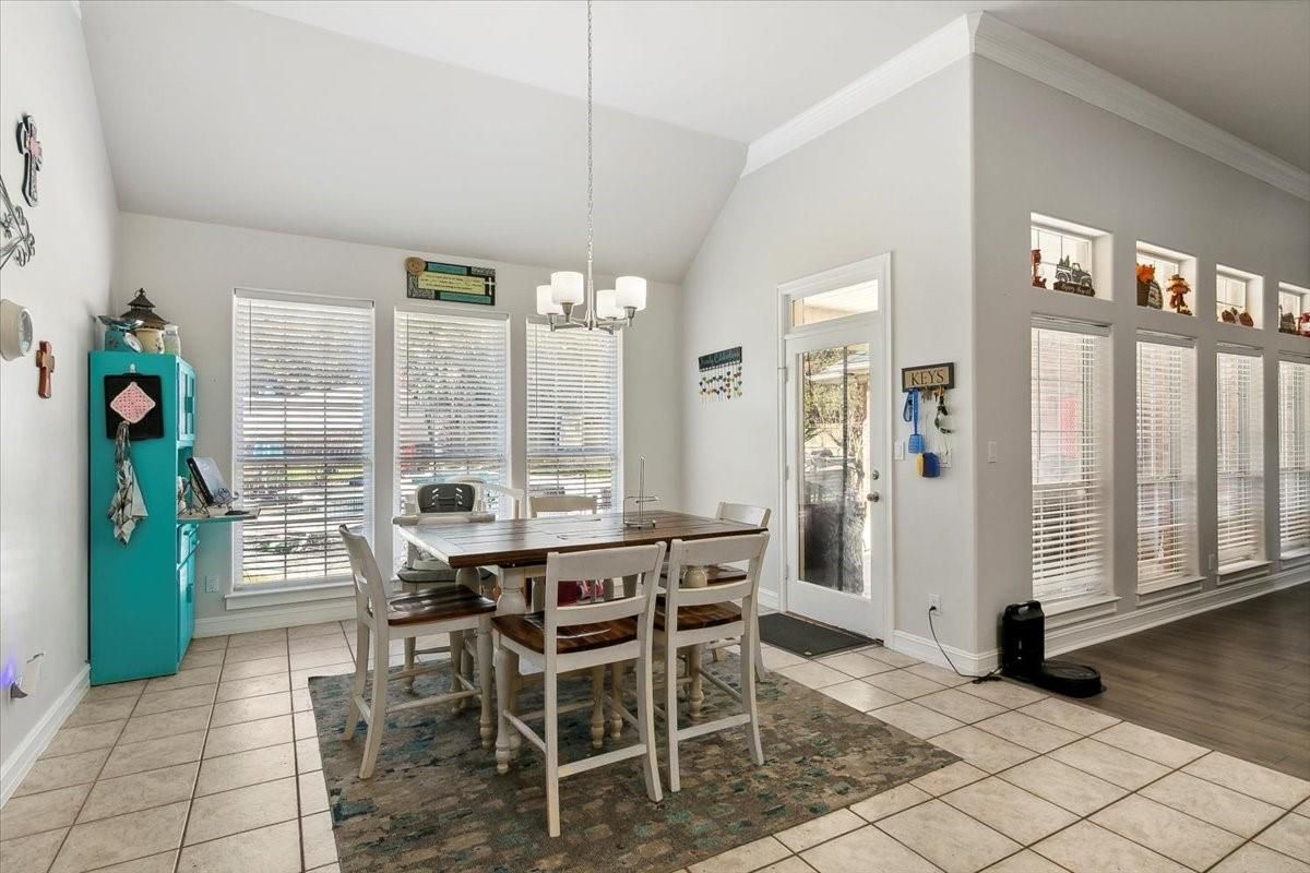 Chandelier, Dining room, Interior, Pendant Lights