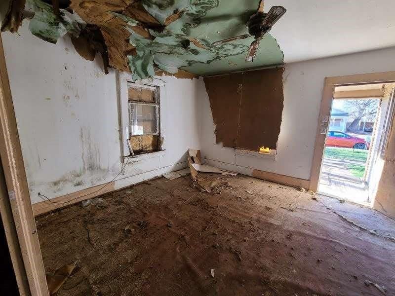 Empty room, Interior