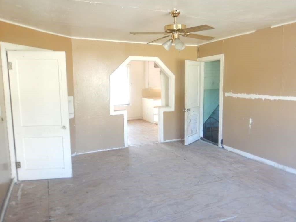 Empty room, Interior