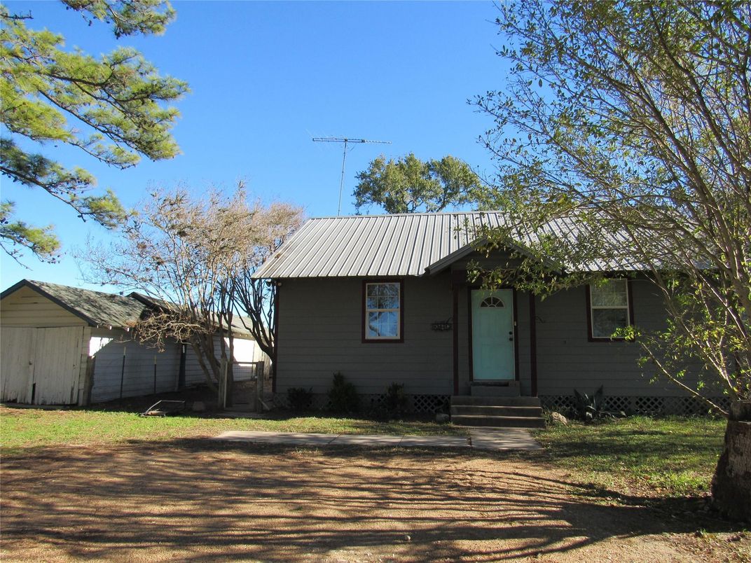 Exterior, Facade, Ranch