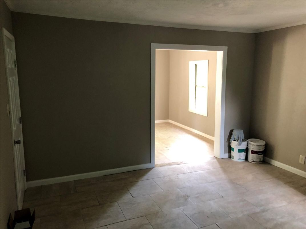 Empty room, Interior