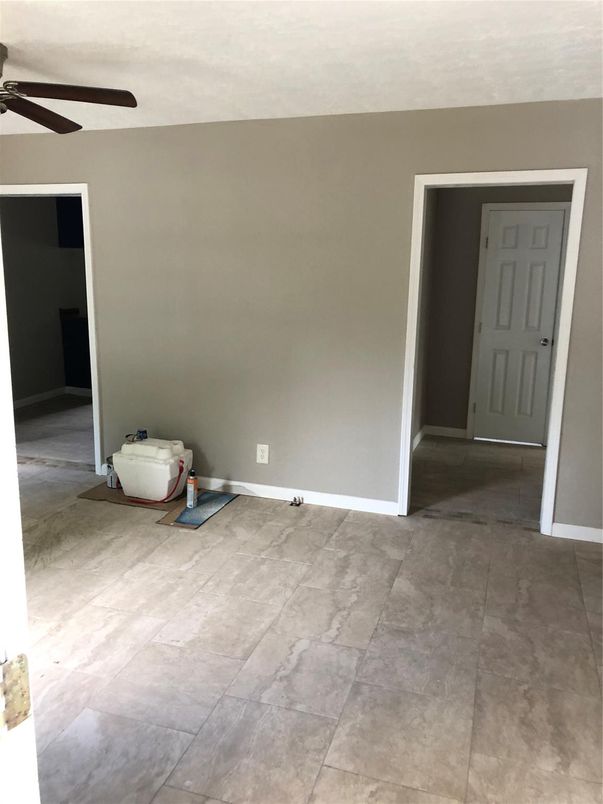 Empty room, Interior