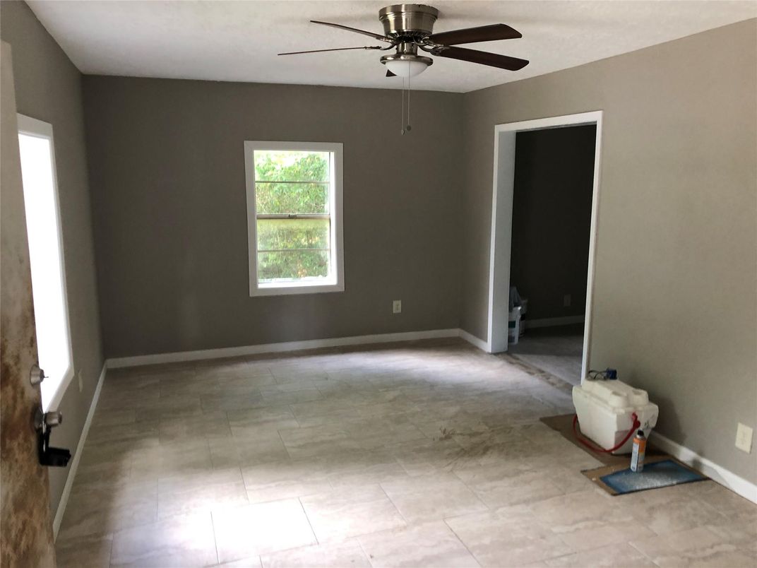 Empty room, Interior