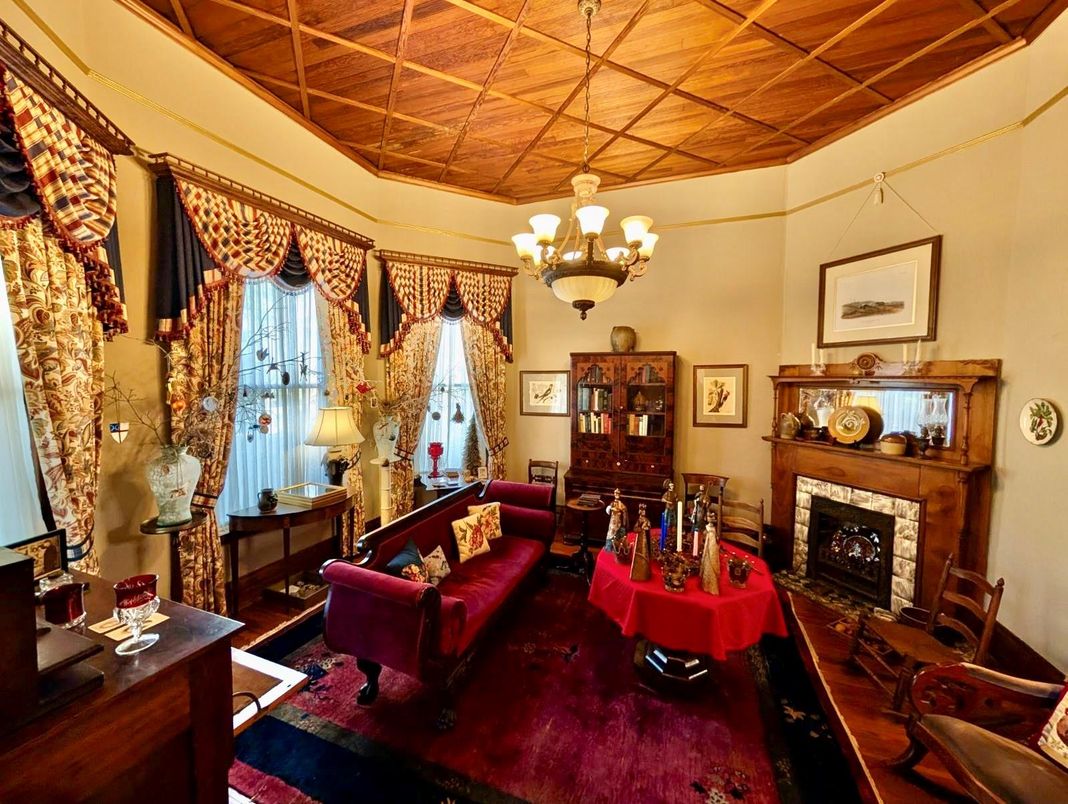 Chandelier, Fireplace, Interior, Living room