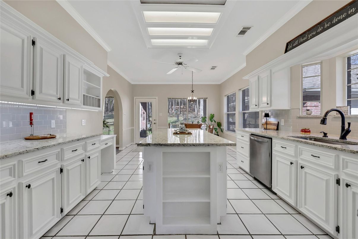 Chandelier, Dining room, Interior, Kitchen, Pendant Lights, Stainless Steel Appliances