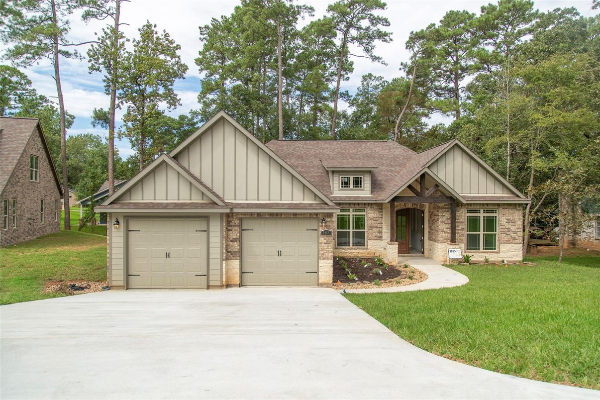 Attached, Exterior, Facade, Brick Traditional
