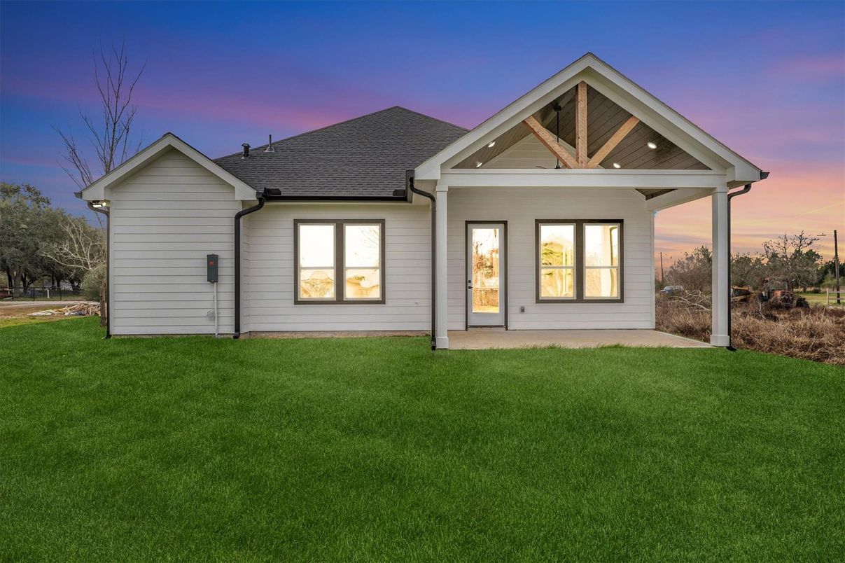 Exterior, Facade, Ranch