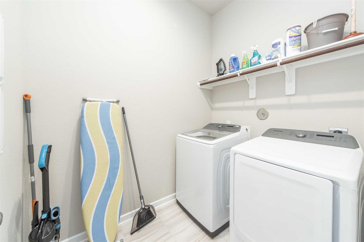 Interior, Washer, Wood Texture Flooring