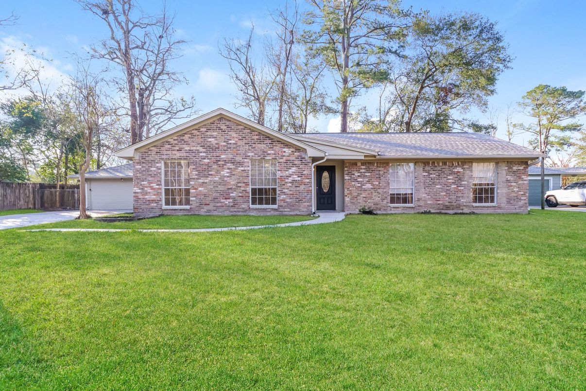 Attached, Backyard, Exterior, Facade, Brick Facade, Ranch