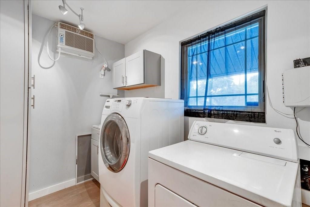 Interior, Utility Closets, Washer, Wood Texture Flooring